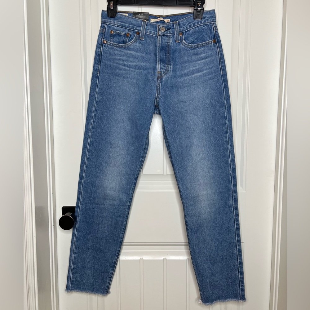 NWT LEVI’S WEDGIE HIGH RISE TAPERED LEG SNUG THROUGH THE HIP AND THIGH SIZE 26